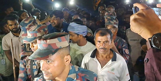 পতাকা বৈঠক করে নিজ নাগরিকদের ফেরত নিলো বিজিবি-বিএসএফ