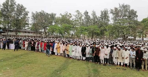 জানাজার তাকবিরের সময় আকাশের দিকে তাকানো কি সুন্নত?