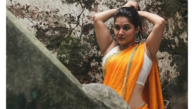 দ্রৌপদী হয়ে শাড়িতে মুগ্ধতা ছড়াচ্ছেন মিথিলা
