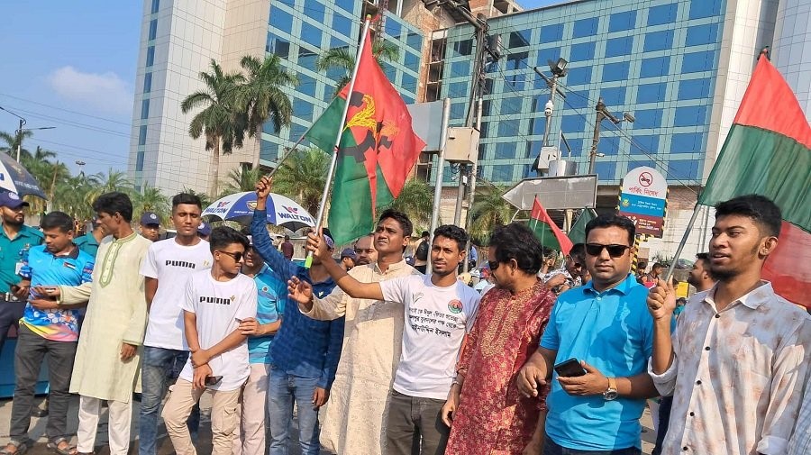 ফুল, ব্যানার, পতাকা, স্লোগানে খালেদা জিয়াকে পথে পথে শুভেচ্ছা