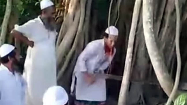 শিরক অজুহাতে কেটে ফেলল শতবর্ষী বট গাছ 