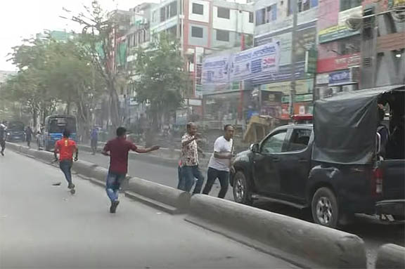 আইভীকে গ্রেপ্তার করে নিয়ে যাওয়ার পথে পুলিশের গাড়িবহরে হামলা