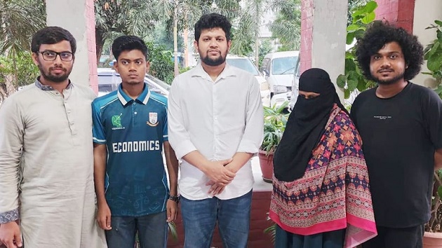 তথ্য উপদেষ্টার মাথায় বোতল নিক্ষেপের ঘটনায় এক শিক্ষার্থীকে আটক
