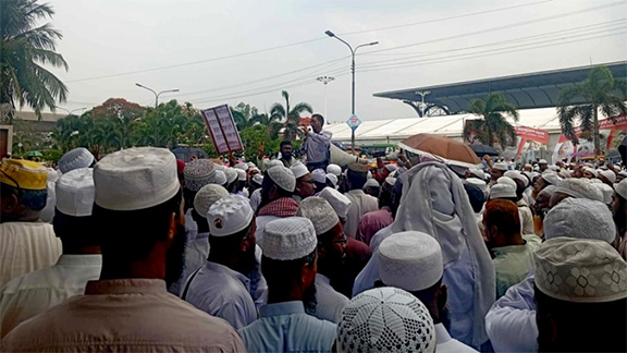 মন্ত্রণালয়ের কর্মকর্তাদের অবরুদ্ধ করে কর্মী-শিক্ষকদের বিক্ষোভ, দুই ঘণ্টার আল্টিমেটাম