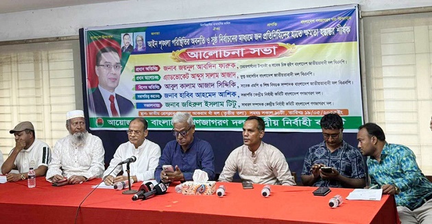 ড. ইউনূসের আশপাশে শেখ হাসিনার ঘনিষ্ঠ সহযোগীরা অবস্থান করছেন