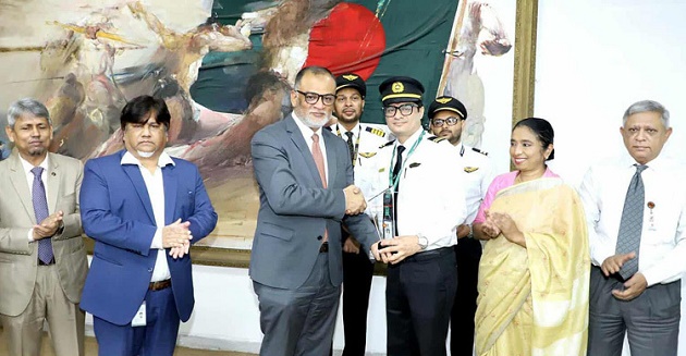 চাকা খুলে যাওয়া বিমানের পাইলট পেলেন সাহসিকতার স্বীকৃতি