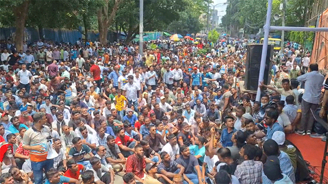 লাগাতার কর্মসূচিতে অবরুদ্ধ নগর ভবন