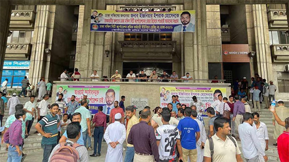 আবারও অবরুদ্ধ নগর ভবন : আন্দোলনে অনড় ইশরাক সমর্থকরা