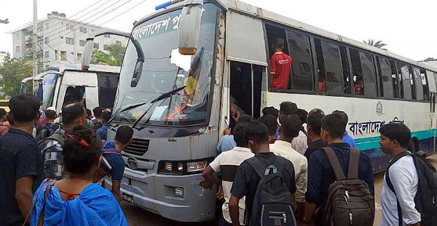 পুলিশের বাসে বিনামূল্যে ঢাকায় ফিরলেন শতাধিক যাত্রী