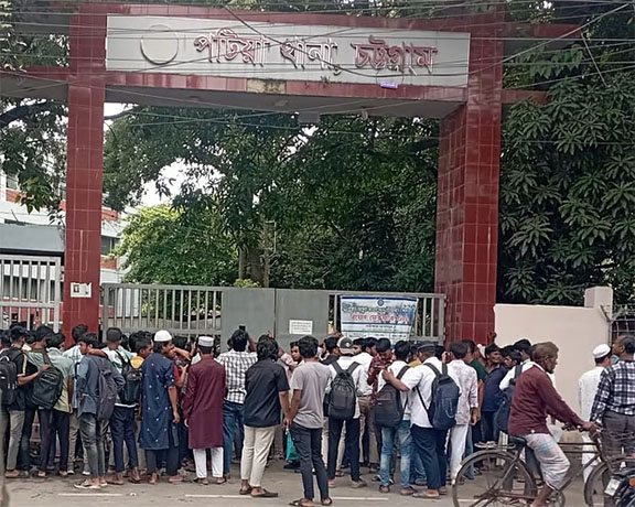 চট্টগ্রামে থানা ঘেরাও ও মহাসড়ক অবরোধ করল বৈষম্যবিরোধী ছাত্র আন্দোলন
