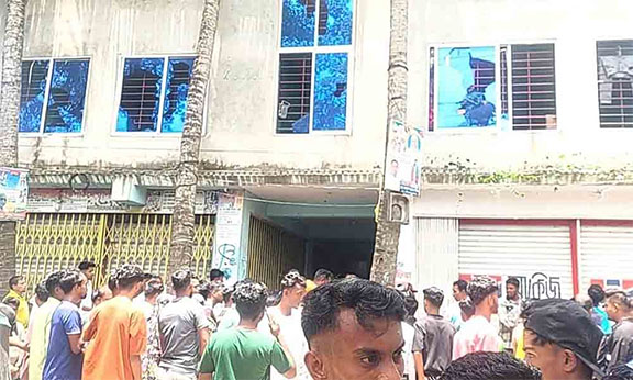 এবার মুরাদনগরে বাড়ি ঘেরাও করে একই পরিবারের তিনজনকে পিটিয়ে হত্যা