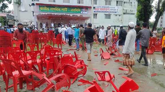 ‘জয় বাংলা’ স্লোগান দিয়ে গোপালগঞ্জে এনসিপির সমাবেশ মঞ্চে হামলা, ভাঙচুর