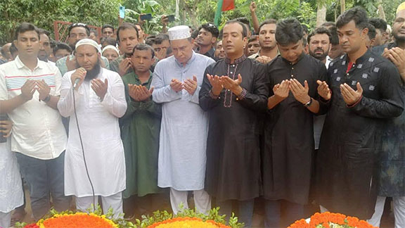 শহীদ আবু সাঈদের কবরে ছাত্রদলের শ্রদ্ধা নিবেদন 