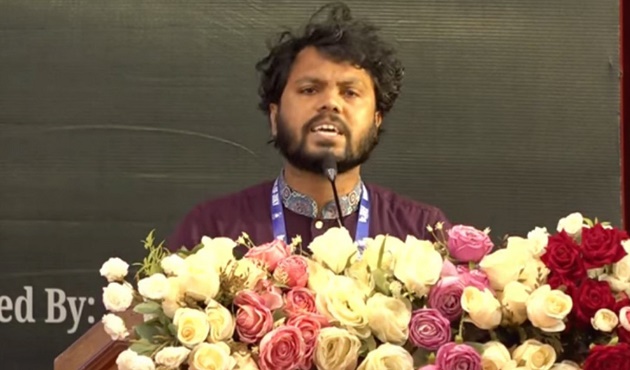 যাদের অ্যানড্রয়েড ফোন কেনার সামর্থ্য ছিল না তাদের হাতে এখন আইফোন