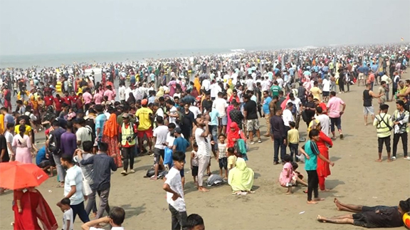 কক্সবাজারে পর্যটকদের ঢল, খালি নেই হোটেল রুম