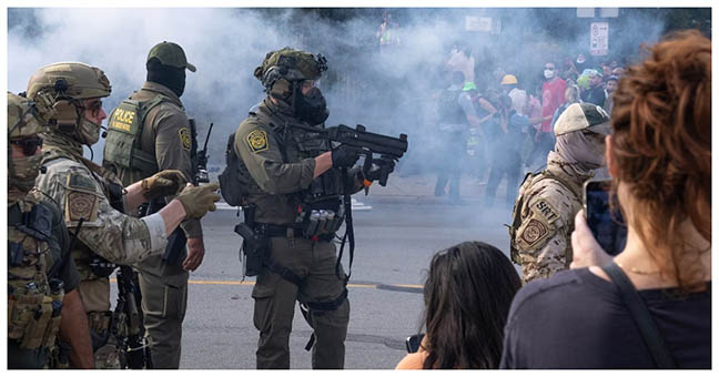 শিকাগোতে ‘ব্ল্যাক হক হেলিকপ্টার’ ব্যবহার করছে আইস