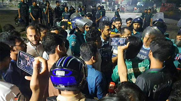 মধ্যরাতে ঢাবি ও ঢাকা কলেজের শিক্ষার্থীদের সংঘর্ষ