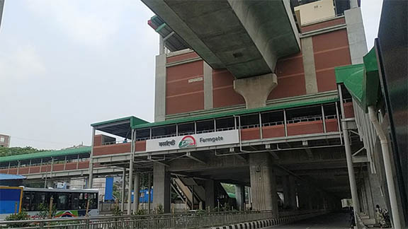 মেট্রো স্টেশনের পিলার থেকে বিয়ারিং প্যাড পড়ে পথচারী নিহত, চলাচল বন্ধ