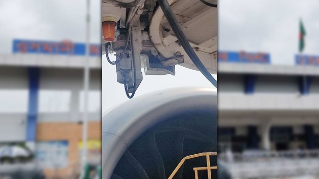 বোর্ডিং ব্রিজের সঙ্গে লন্ডনগামী বিমানের ধাক্কা