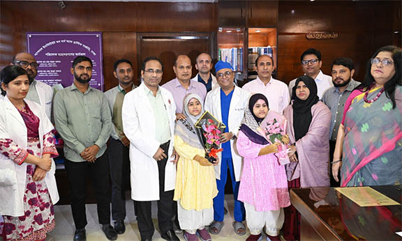 সাড়ে তিন মাস চিকিৎসা শেষে বাড়ি ফিরল যমজ বোন