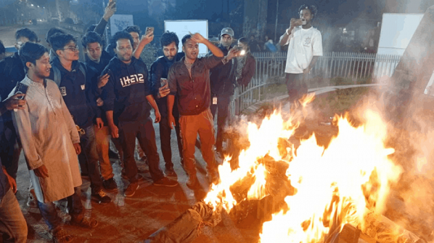 ঢাবিতে ইলিয়াস হোসেন ও পিনাকী ভট্টাচার্যের কুশপুত্তলিকা দাহ শিক্ষার্থীদের