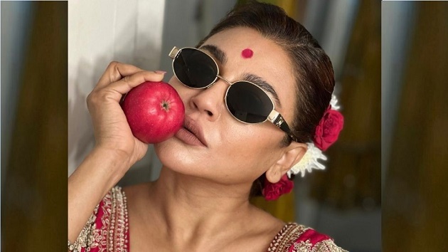 আপেল হাতে আবেদনময়ী লুকে কী ইঙ্গিত দিলেন জয়া আহসান  