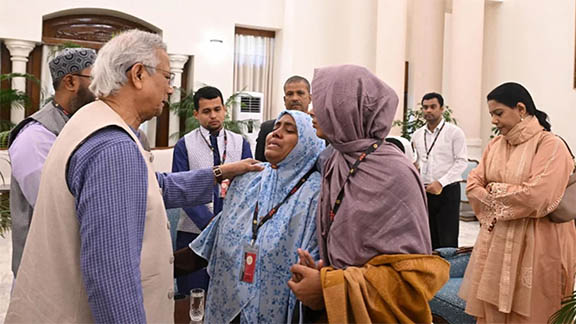 হাদির পরিবারের সঙ্গে প্রধান উপদেষ্টার সাক্ষাৎ