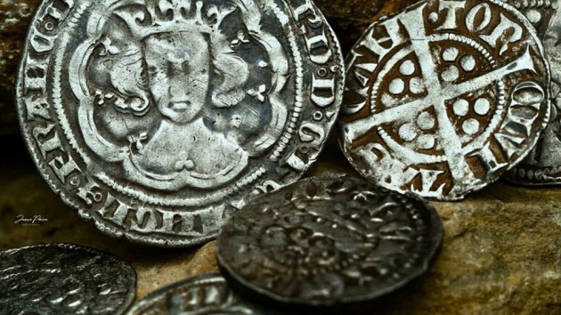 চাষের জন্য মাটি খুঁড়তে গিয়ে গুপ্তধন পেলেন দুই কৃষক