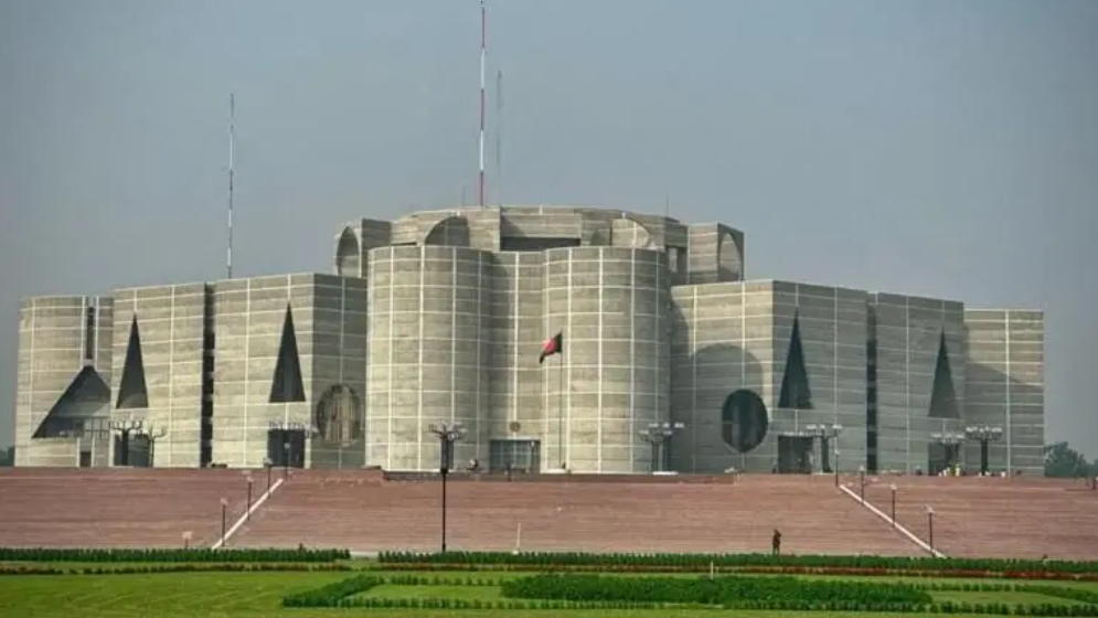 নতুন সরকারের শপথ পড়াবেন কে?