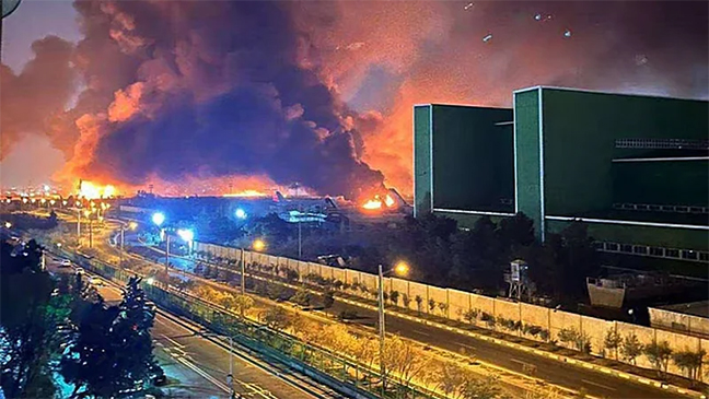 তেহরানের মেহরাবাদ বিমানবন্দরে ইসরায়েলের হামলা, ধোঁয়ার কুণ্ডলী