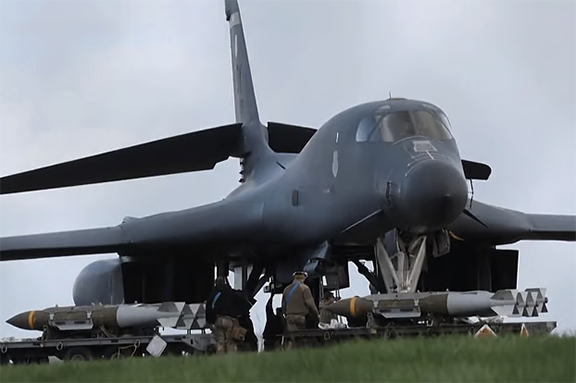 ইরানের ভূগর্ভস্থ লক্ষ্যবস্তু ধ্বংসে বি-১ বোমারু বিমান মারণাস্ত্রে সজ্জিত করছে যুক্তরাষ্ট্র!