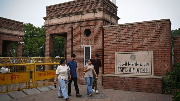 নির্দেশনা উপেক্ষা করে ইফতারে দিল্লি বিশ্ববিদ্যালয়ের আইন বিভাগের শিক্ষার্থীরা ‘