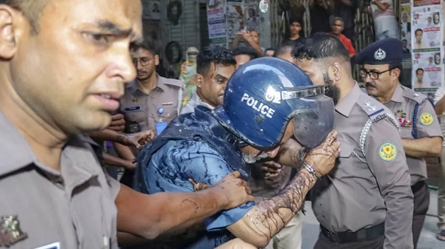 সাবেক সেনা কর্মকর্তা মাসুদ উদ্দিনের ওপর পঁচা ডিম নিক্ষেপ,৫ দিনের রিমান্ড