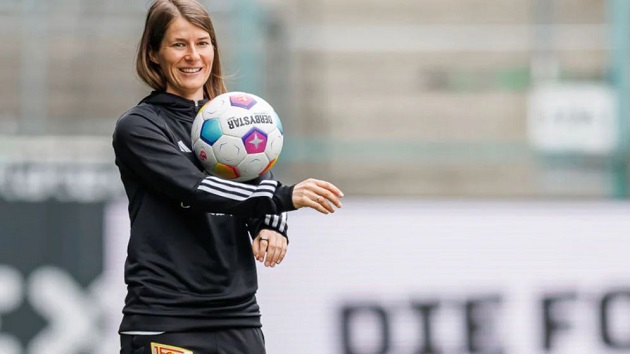 পুরুষ দলে নারী প্রধান কোচ