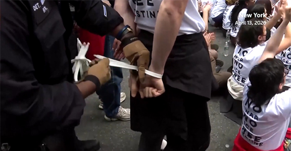 নিউইয়র্কে যুদ্ধ ও অস্ত্র বিক্রির বিরুদ্ধে বিক্ষোভ, গ্রেপ্তার ৯০