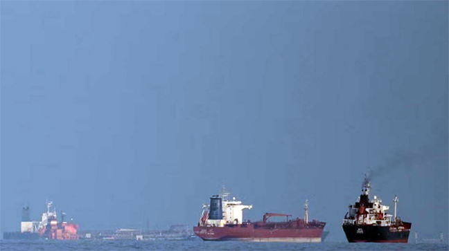 এবার হরমুজ প্রণালি পুরোপুরি বন্ধের ঘোষণা ইরানের