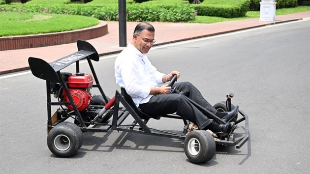 কলেজছাত্রের বানানো ‘রেসিং কার’ চালিয়ে উৎসাহ দিলেন প্রধানমন্ত্রী