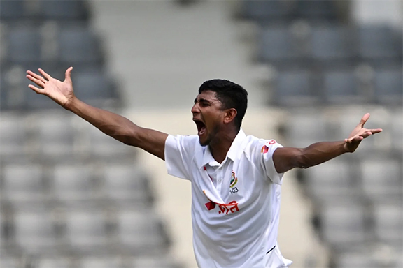 পাকিস্তানকে হোয়াইটওয়াশ করতে প্রয়োজন ৩ উইকেট