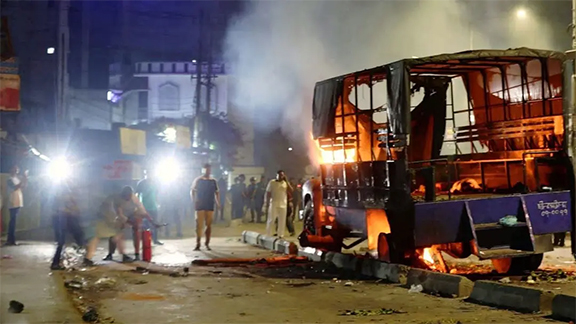 পুলিশ-এলাকাবাসী সংঘর্ষে রণক্ষেত্র, গাড়ি ভাঙচুর