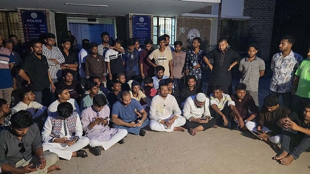 নাসীরুদ্দীন পাটওয়ারীর উপর হামলা ,মামলা না নেওয়ায় থানায় অবস্থান 