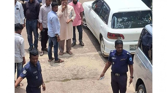 আদালত প্রাঙ্গণে বিএনপি নেতাকে লক্ষ্য করে গুলি,  গুলিবিদ্ধ ২
