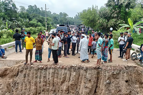 গভীর রাতে গোলাগুলি, র‍্যাব ক্যাম্পের দেয়াল গুঁড়িয়ে দিল  সন্ত্রাসীরা, কেটে দেওয়া হলো রাস্তাও