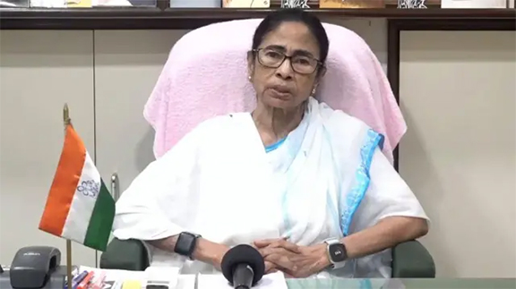 ভাঙন ঠেকাতে দলের সব কমিটি ভেঙে দিলো মমতার তৃণমূল কংগ্রেস