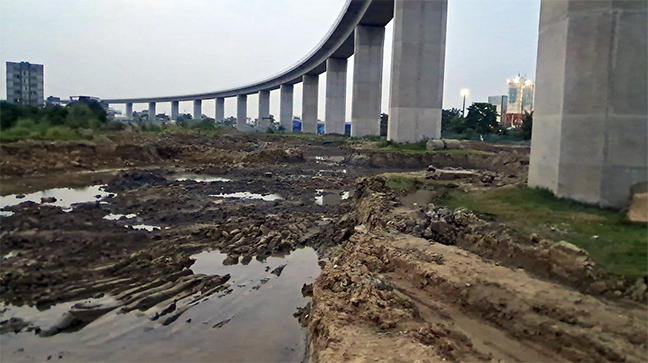পদ্মা সেতুর পিলারের নিচ থেকে মাটি কাটছে কারা
