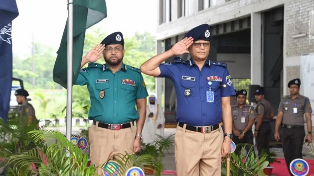 গাঢ় নীল-হালকা জলপাই শার্ট ও খাকি প্যান্ট
