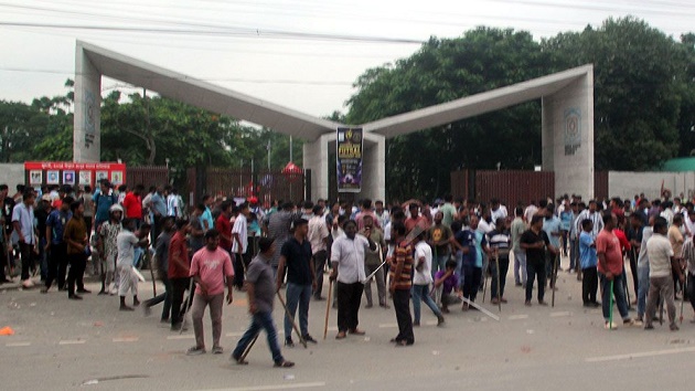 মানবতাবিরোধী অপরাধে দণ্ডিত জামায়াত নেতাদের ছবিতে জুতা নিক্ষেপ