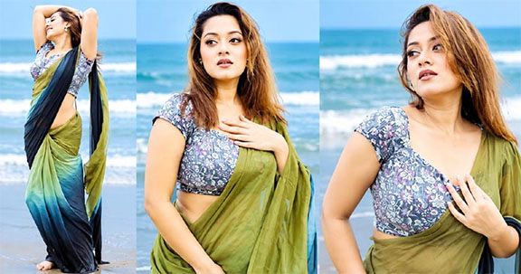 সমুদ্রপাড়ে শাড়িতে দীঘি, দুই শব্দের ক্যাপশনে রহস্য