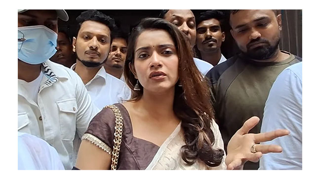 আদালত থেকে বেরিয়ে তিশা বললেন, ‘দরকার হলে আরও পাঁচবার আসব’