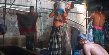 কাওরানবাজারে শ্রমজীবী মানুষের গণ গোসল