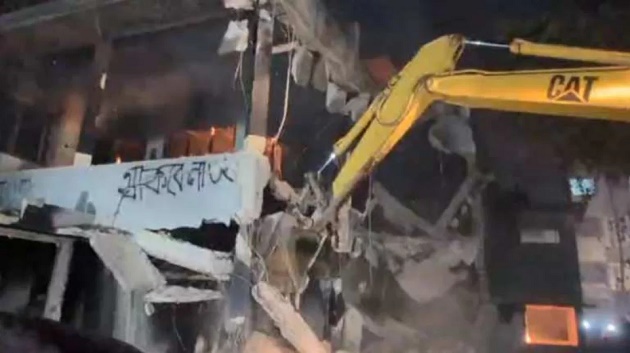 ঘোষনা দিয়ে ভেঙে ফেলা হলো বঙ্গবন্ধুর ধানমন্ডি ৩২ এর বাড়ি।